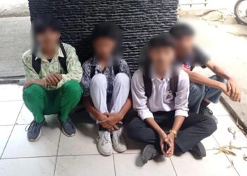 Empat pelajar yang ditangkap karena membolos di saat proses belajar mengajar berlangsung. (Foto: Dok. Satpol PP Padang)