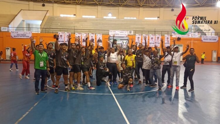 Bola Tangan Realisasikan Target, Raih Emas ke-18 Sumbar di Porwil XI 1 Selebrasi tim bola tangan Sumbar di Porwil XI usai raih emas. (dok. istimewa)