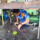 Siswa SMK Semen Padang tengah mengerjakan pembuatan mesin press restorasi untuk Arsip di workshop SMK Semen Padang. (dok. Humas)