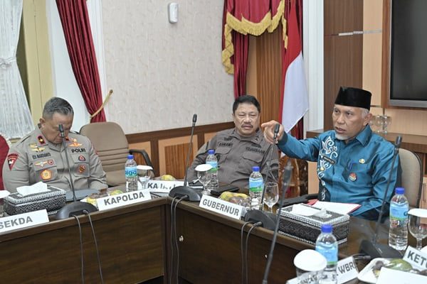 Forkopimda Sumbar "Tur" ke Papua, Danrem: Rawan, Titik Kunjungan hanya 3 Pos 1 Gubernur Sumbar, Mahyeldi rapat dengan Forkopimda terkait rencana kunjungan ke Papua. (Foto: Dok. Adpim)