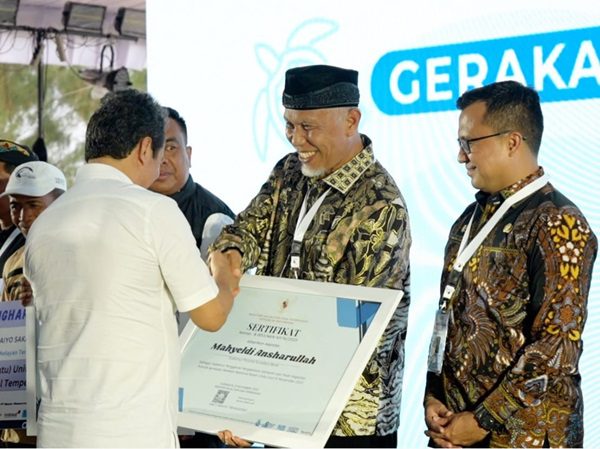 Komitmen Mahyeldi dalam Pengelolaan Sampah, Berbuah Penghargaan dari KKP 1 Gubernur Sumbar, Mahyeldi menerima penghargaan dari Kementerian Kelautan dan Perikanan karena komitmen dalam pengelolaan sampah laut. (Foto: Dok. Adpim)