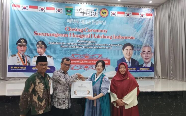 Perwakilan JBICA, Program specialist/International Promotion Team, Baek Cheongha bertukar cinderamata dengan Kepala Biro Pemerintahan dan Otonomi Daerah Sumbar, Doni Rahmat Samulo. (Foto: Dok. ANTARA/Miko Elfisha)