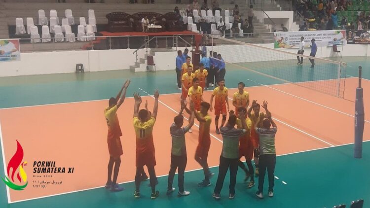 Porwil XI 2023: Sepak Takraw Tambah Dua Medali, Tim Voli Putra ke Semifinal 1 Tim bola voli putra Sumbar menang atas Jambi di Porwil XI. (dok. istimewa)