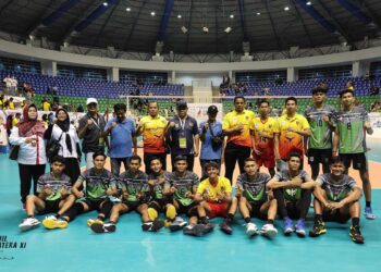 Tim bola voli putra Sumbar usai kalahkan Lampung semifinal Porwil XI. (dok. istimewa)