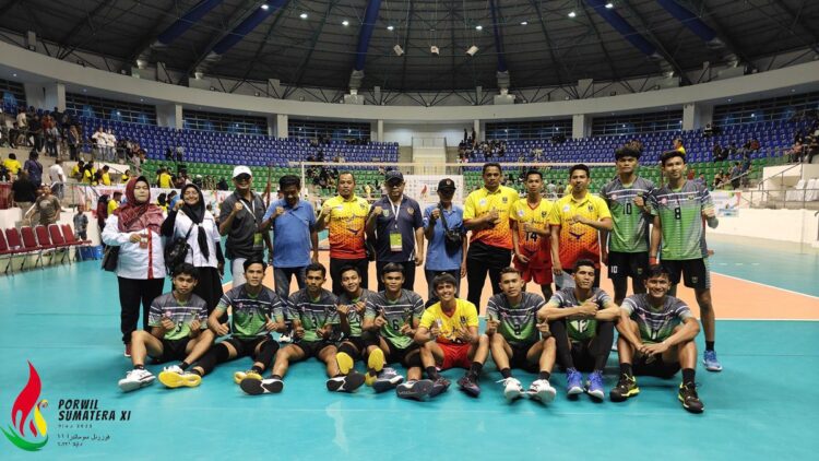 Bola Voli Sumbar Benamkan Lampung, Bersua Riau di Final Porwil XI 1 Tim bola voli putra Sumbar usai kalahkan Lampung semifinal Porwil XI. (dok. istimewa)