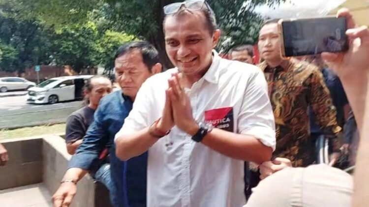 Wamenkumham Edward Omar Sharif Hiariej (kemeja putih) menyambangi KPK untuk memberikan klarifikasi atas laporan IPW di Jakarta, Senin (20/3/2023). ANTARA/Fianda Sjofjan Rassat