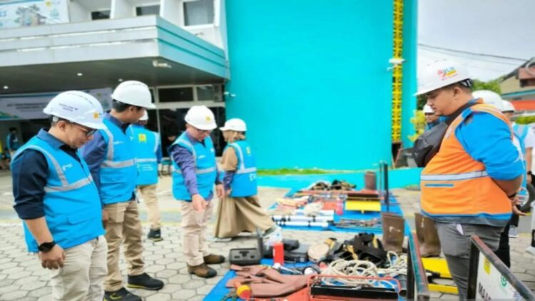 General Manager PLN UID Sumbar Eric Rossi Priyo Nugroho meninjau kesiapan peralatan pendukung dalam apel siaga Nataru. ANTARA/HO-PLN Sumbar