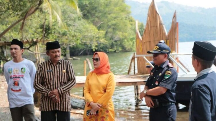 Kepala Dinas Kelautan dan Perikanan (DKP) Sumbar, Reti Wafda meninjau pembangunan reservat di Danau Singkarak. (ANTARA/HO-DKP Sumbar)
