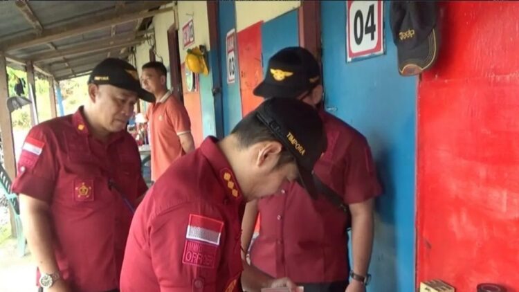 Imigrasi kelas I Padang memeriksa dokumen milik Tenaga Kerja Asing di Kabupaten Solok. (ANTARA/Melani Friati)