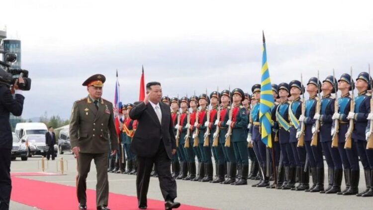 Tuding Dalangi Ketegangan Semenanjung Korea, Kim Jong-un Siapkan Pasukan Perang Lawan AS 1 Pemimpin Korea Utara Kim Jong Un dan Menteri Pertahanan Rusia Sergei Shoigu memeriksa pasukan di bandar udara Knevichi, dekat Vladivostok, Primorsky, Rusia (16/9/2023). ANTARA FOTO/Russian Defence Ministry/Handout via REUTERS/tom.