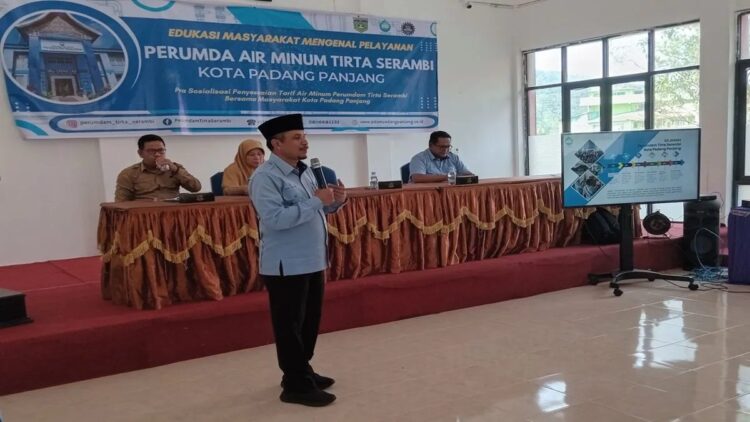 Direktur Perumdam Tirta Serambi Padangpanjang, Adrial A. Bakar prasosialisasikan penyesuaian tarif air minum. (ANTARA/Isril)