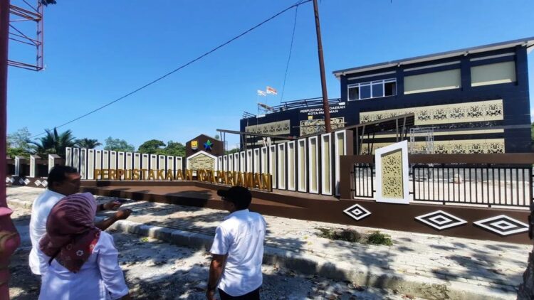 Tambah Sarana Perpustakaan, Pemko Pariaman Alokasikan Anggaran Rp400 Juta 1 Kepala Dinas Perpustakaan dan Kearsipan Kota Pariaman, Sumbar Muhammad Syukri (kanan) sedang berada di depan Perpustakaan Daerah Kota Pariaman yang sedang dibangun. ANTARA/Aadiaat M. S.