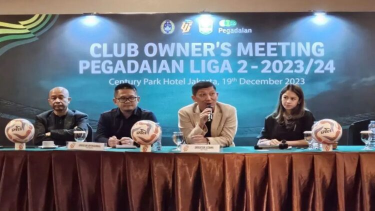 Direktur Operasional PT LIB Asep Saputra (kedua dari kiri), Direktur Utama PT LIB Ferry Paulus (kedua dari kanan), dan Humas PT LIB Sabina Katya (paling kanan) menghadiri konferensi pers seputar kelanjutan Liga 2 2023/2024 di Hotel Century Park, Jakarta, Selasa (19/12/2023). (ANTARA/RAUF ADIPATI)