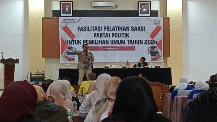 Agar Paham Proses Pemungutan Suara, Bawaslu Padangpanjang Fasilitasi Pelatihan Saksi Parpol 1 Minimalisir pelanggaran saat pemungutan suara, Bawaslu Padangpanjang, fasilitasi pelatihan saksi Parpol untuk pemilu 2024. (ANTARA/ Isril)