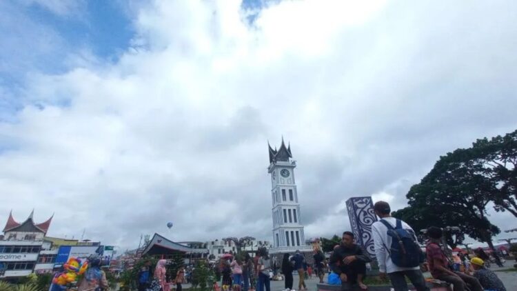 Erman Safar: Iuran Kepesertaan JKN 25.685 Warga Bukittinggi Dibayarkan Pemko 1 Area Jam Gadang Kota Bukittinggi di akhir tahun 2023. Lokasi ini selalu menjadi pusat keramaian di malam pergantian tahun baru (Antara/Al Fatah)