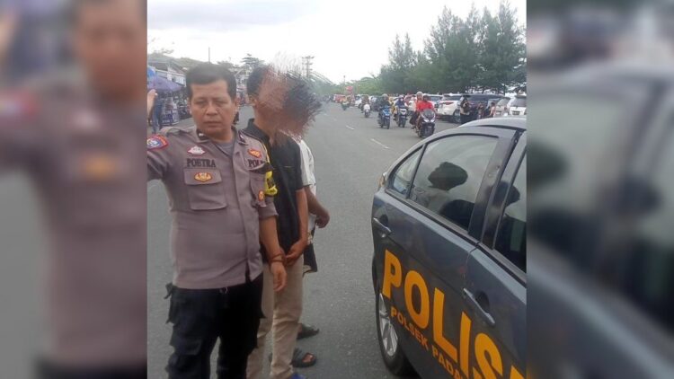 Diduga Pungli Pengunjung Pantai Padang, Dua Remaja Ditangkap Petugas 1 Satpol PP menyerahkan dua remaja diduga melakukan pungli ke polisi. (Foto: Dok. Satpol PP Padang)