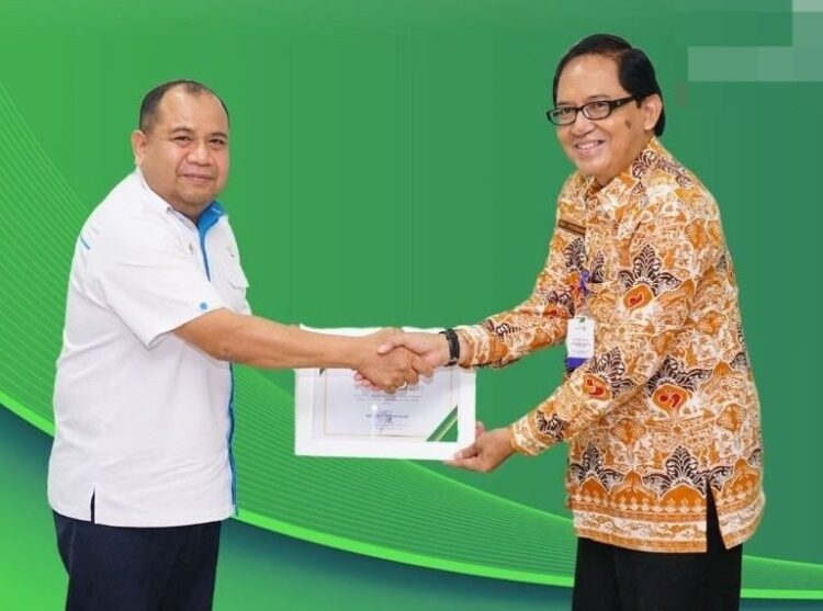 Gubernur Jambi Minta Eks PTPN VI jadi Ayah Asuh Anak Penderita Stunting 1 Ketua Satgas Stunting BKKBN Jambi, Oki Permana menyerahkan penghargaan dari BKKBN kepada SEVP Business Support PTPN Regional IV Achmedi Akbar. (Foto: Dok. Istimewa)