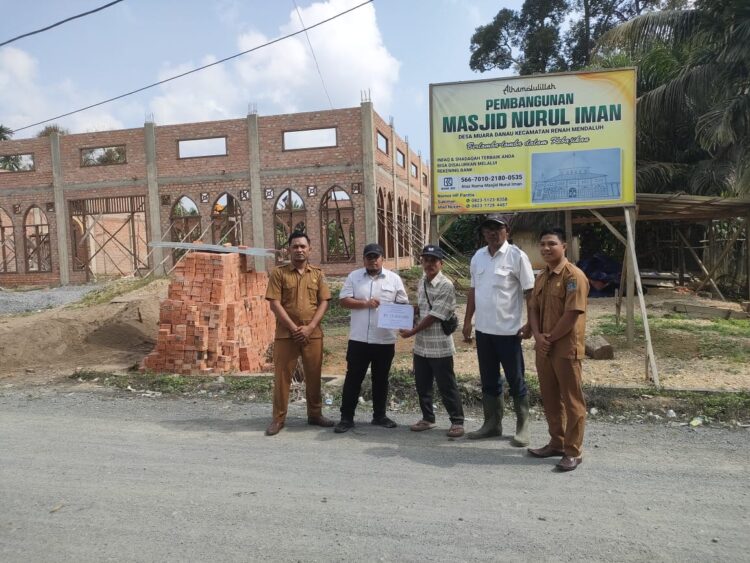 PTPN IV Regional 4, Tutup Tahun Bantu Bangun Masjid 1 Foto bersama usai PT Perkebunan Nusantara IV (PTPN IV) Regional 4 (eks PTPN 6) Kebun Bukit Kausar dengan membantu menyelesaikan pembangunan Masjid Nurul Iman Desa Muaro Danau Kecamatan Renah Mendalu, Kabupaten Tanjung Jabung Barat (Tanjabbar).