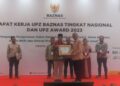 Ketua Pengurus UPZ BAZNAS Semen Padang, Durain Parmanoan (kanan), saat menerima penghargaan UPZ Awards 2023 yang diserahkan oleh Wakil Ketua BAZNAS RI H. Mohkhamad Mahdum, SE pada Rapat Kerja UPZ BAZNAS Tingkat Nasional dan UPZ Awards 2023 yang digelar pada Selasa (5/12/2023) malam di Jakarta. (dok. istimewa)