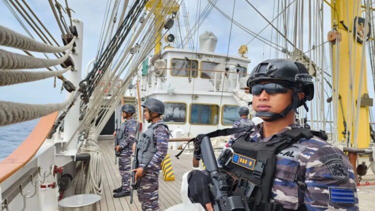 Ilustrasi - Prajurit TNI AL siaga di atas KRI. (ANTARA/HO-Dinas Penerangan TNI AL)