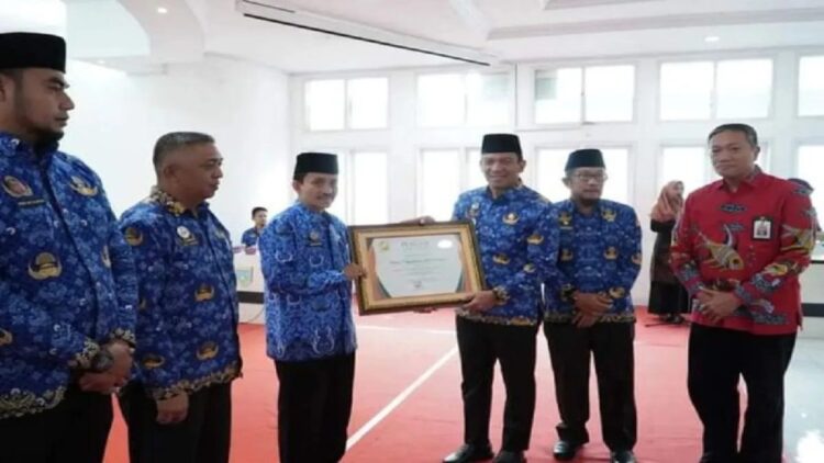 Raih Top 45 KIPP 2023, LAN Puji Inovasi Pemko Padangpanjang 1 Pj. Walikota Padangpanjang Sonny.BP penghargaan kepada Kadis Perpustakaan disaksikan Deputi Bidang Kajian Kebijakan dan Inovasi Lembaga Administrasi LAN Tri Widodo Wahyu Utomo. (Foto: Antara)