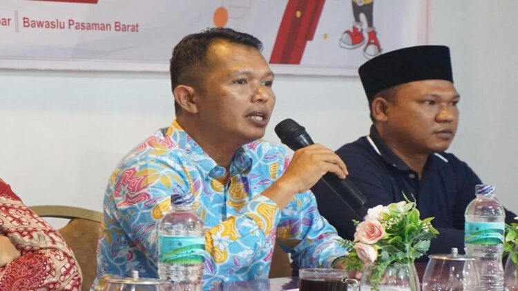 Ketua Bawaslu Pasaman Barat Wanhar. Antara/Altas Maulana.