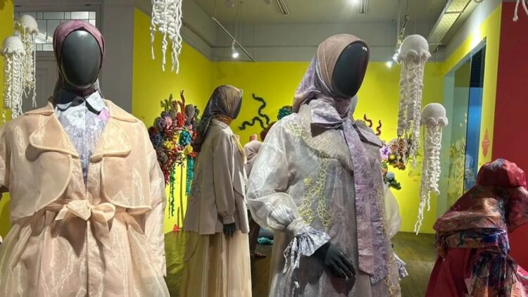 Beberapa karya instalasi seni dan fesyen dalam pameran seni "Seanergy" di D Gallerie Jakarta, Kamis (12/10/2023). (ANTARA/Vinny Shoffa Salma)