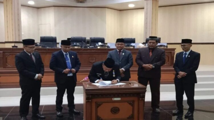 APBD Agam 2024 Ditetapkan Sebesar Rp1,68 Triliun 1 Bupati Agam Andri Warman sedang menandatangani APBD 2024. Dok Antara/Yusrizal