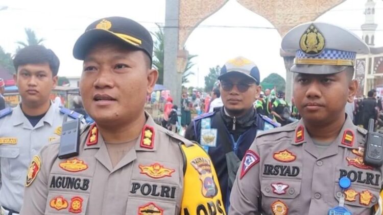Kepala Polres Pasaman Barat AKBP Agung Basuki bersama Kepala Satuan Lalu Lintas Polres Pasaman Barat Iptu M. Irsyad Fathur saat mengamankan suatu kegiatan beberapa waktu lalu di Simpang Empat. Antara/Altas Maulana.