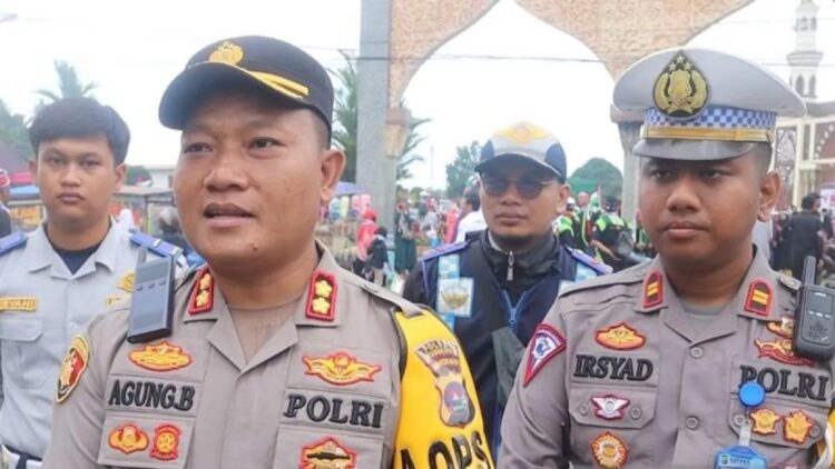 50 Orang Tewas dari 406 Lakalantas di Pasaman Barat selama Januari-November 2023 1 Kepala Polres Pasaman Barat AKBP Agung Basuki didampingi Kepala Satuan Lalu Lintas Iptu M. Irsyad Fathur Rahman saat mengatur lalu lintas pada suatu kegiatan di Simpang Empat, Kecamatan Pasaman. Antara/Altas Maulana.