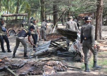 Penertiban pondok baremoh yang berada di Pantai Pasir Jambak Padang oleh tim gabungan Pemko Padang pada Sabtu (2/12/2023) siang. (Foto: Dok. Humas)