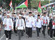 Mahyeldi dan Ribuan Warga Sumbar Ikut Aksi Bela Palestina di Padang