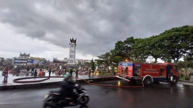 Ilustrasi Taman Jam Gadang saat dilakukan pembersihan dari material hujan abu akibat erupsi Gunung Marapi (Antara/Al Fatah)
