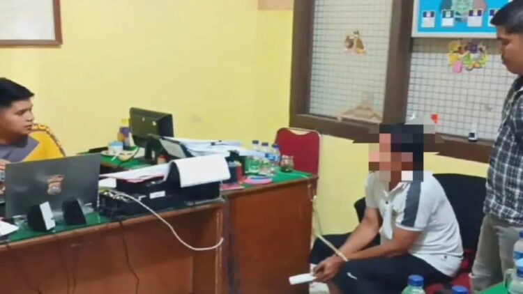 Diiming-imingi Uang, Murid SD di Agam Dicabuli Guru Olahraga 1 Penyidik Polres Agam bersama pelaku. Dok Polres Agam