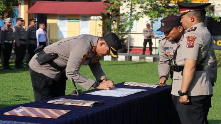 Kapolres Agam AKBP Muhammad Agus Hidayat sedang menandatangani berita acara seriah terima jabatan, Kamis (7/12). Dok Humas Polres Agam (Kapolres Agam AKBP Muhammad Agus Hidayat sedang menandatangani berita acara seriah terima jabatan, Kamis (7/12). Dok Humas Polres Agam)