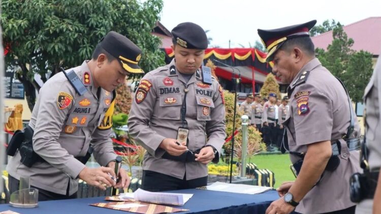 Kapolres Pasaman Barat AKBP Agung Basuki saat melantik Kabag Ops yang baru Kompol Muzhendra, Rabu (6/12) lalu. Antara/Altas Maulana.
