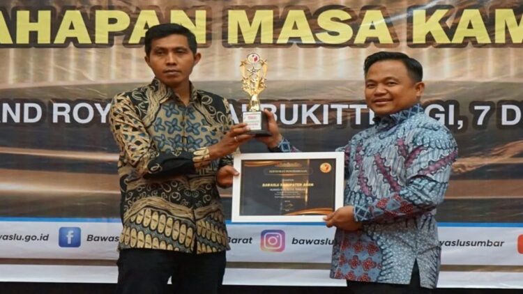 Ketua Bawaslu Agam Suhendra sedang menerima penghargaan. Dok Bawaslu Agam