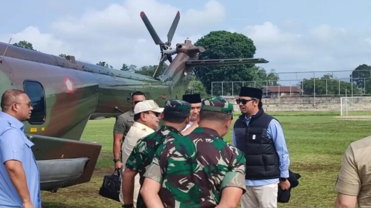 Punya Kenangan Masa Kecil, Prabowo Minta Wako Rehab Lapangan Bola Atas Ngarai Bukittinggi 1 Prabowo Subianto disambut Wali Kota Bukittinggi, Erman Safar ketika mendarat dari helikopter di Lapangan Atas Ngarai. Menhan menginstruksikan perbaikan lapangan sepakbola yang menjadi markas klub PSKB (Antara/Al Fatah)