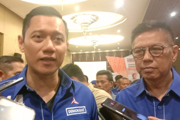 Datang ke Padang, AHY Klaim Ketokohan SBY dan Demokrat Sangat Melekat di Sumbar 1 Ketua Umum DPP Partai Demokrat, Agus Harimurti Yudhoyono (kiri) dan Ketua DPD Demokrat Sumbar, Mulyadi (kanan) di Padang. (Foto: Dok. Muhammad Aidil)