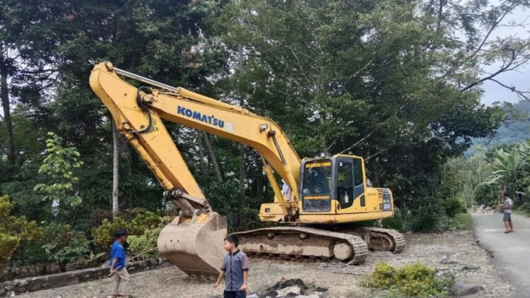 Satu unit alat beras sedang parkir usai membersihkan aliran sungai di Sungai Rangeh, Nagari Bayua, Kecamatan Tanjung Raya, Agam. (Antara/Yusrizal)