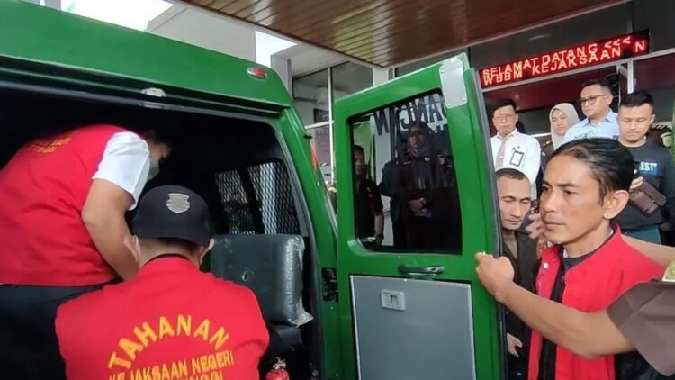 Terlibat Korupsi Pengelolaan Pasar Atas Bukittinggi, Enam Tersangka Ditahan Kejaksaan 1 Enam tersangka kasus korupsi biaya pengelolaan Pasar Atas Tahun Anggaran 2020 dan Kegiatan Fasilitasi Pengelolaan Sarana Distribusi Perdagangan Tahun Anggaran 2021 di Dinas Koperasi, UKM, dan Perdagangan Kota Bukittinggi (Antara/HO-Kejari Bukittinggi)