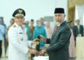 Gubernur Sumbar, Mahyeldi (kanan) resmi melantik Bupati Pasaman sisa masa jabatan 2021-2024, Sabar AS. (Foto: Dok. Adpim)