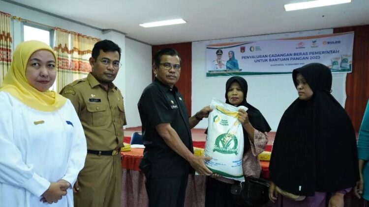 Pemko Bukittinggi Salurkan Bantuan Pangan kepada 4.730 KPM 1 Sekdako Bukittinggi, Sumatera Barat menyalurkan bantuan pangan kepada warga sebagai salah satu langkah mengantisipasi terjadinya fluktuasi harga (ANTARA/Al Fatah)