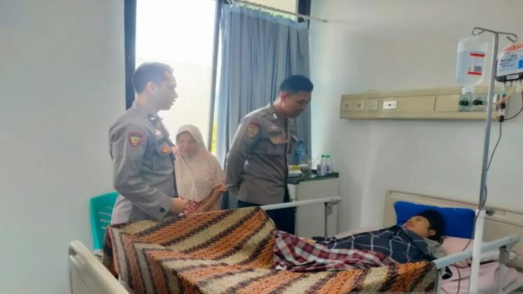 Aipda Alfian bersama Bripka Agus Wiyandi berikan Trauma healing dan donor darah kepada dua korban erupsi Marapi yang masih menjakani perawatan di RSUD Padang Panjang. (ANTARA/ Isril)