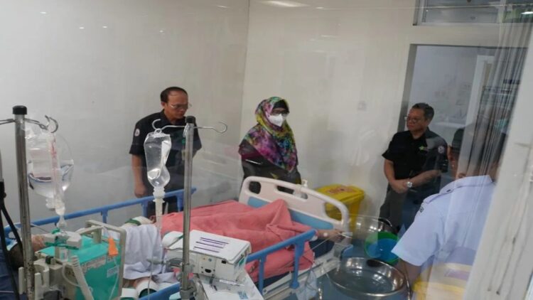 Direktur Utama RSUP M Djamil Padang Dovy Djanas saat meninjau langsung kondisi pasien di Padang, pada Rabu (13/12). ANTARA/HO-RSUPMDjamilPadang