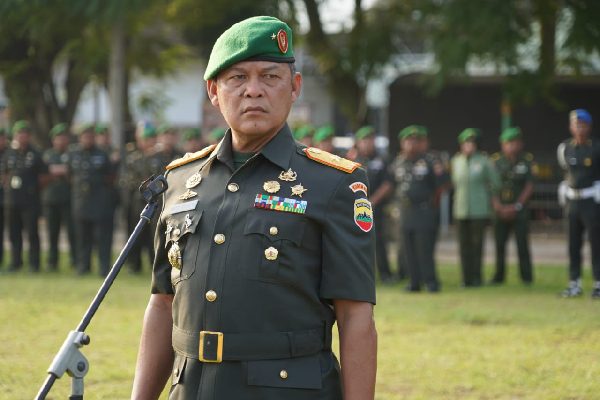 Prajurit Yonif 133 Yudha Sakti yang Gugur di Papua Ditembak KKB usai Amankan Ibadah Natal 1 Danrem 032/Wirabraja, Brigjen TNI Rayen Obersyl. (Foto: Dok. Penrem)