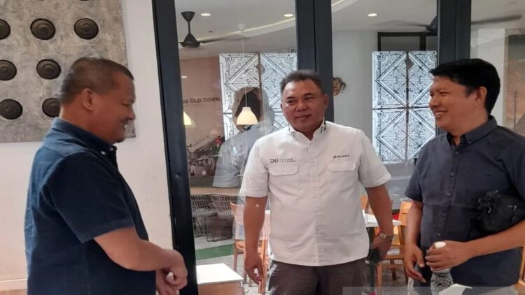 GM Pelindo Regional 2 Teluk Bayur Capt. Medi Kusmana didampingi Manager Komersil dan Kepatuhan Bisnis Hendri Adolf berbincang dengan Kepala LKBN Antara Biro Sumbar, Irwan. (ANTARA/Siri Antoni)