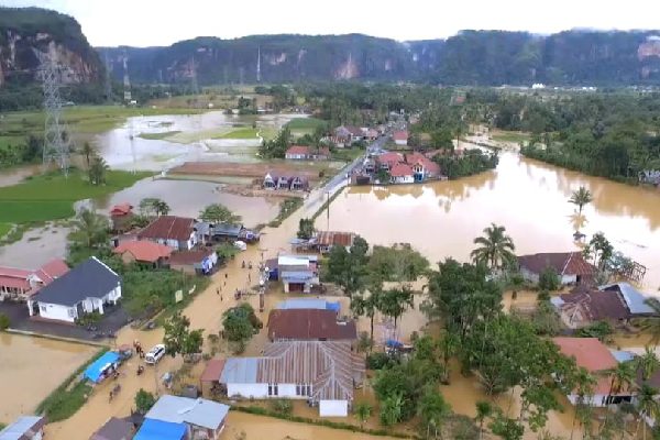 Banjir Limapuluh Kota Hambat Akses Jalan Sumbar-Riau, Ini Daftar Kawasan Terdampak 1 Banjir di kawasan Harau pada Senin (18/12/2023) siang. (Foto: Dok. BPBD Limapuluh Kota)