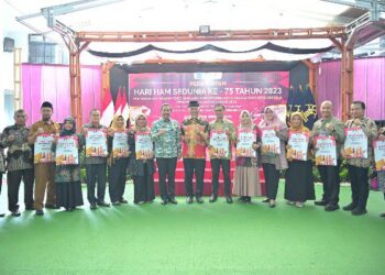 Kemenkumham Serahkan Piagam Daerah Peduli HAM ke Sumbar dan 15 Kabupaten-Kota 9 Kemenkumham menyerahkan piagam penghargaan peduli HAM kepada Pemprov dan 15 Kabupaten-Kota di Sumbar. (Foto: Dok. Adpim)