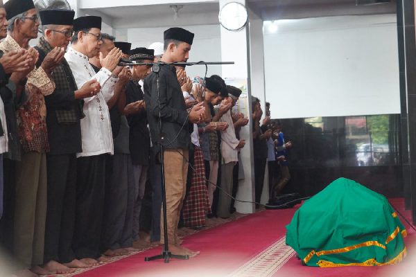 Jenazah Mahasiswi PNP Korban Erupsi Marapi Dilepas Wali Kota Padang 1 Jenazah Zhafirah Zahrim Febrina, mahasiswi PNP korban erupsi Gunung Marapi disalatkan. (Foto: Dok. Prokopim Padang)